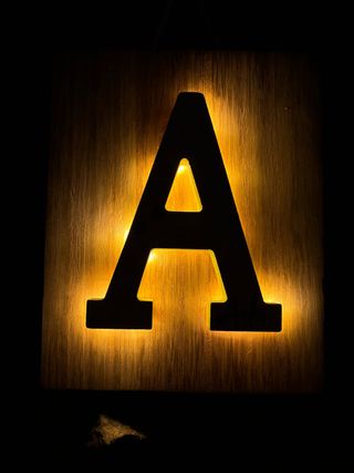 Letra decorativa personalizada de madera