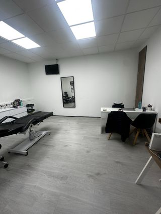 Se traspasa peluquería barbería con dos salas.