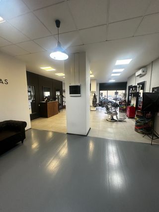 Se traspasa peluquería barbería con dos salas.