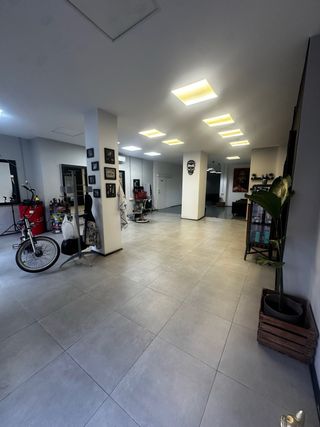 Se traspasa peluquería barbería con dos salas.