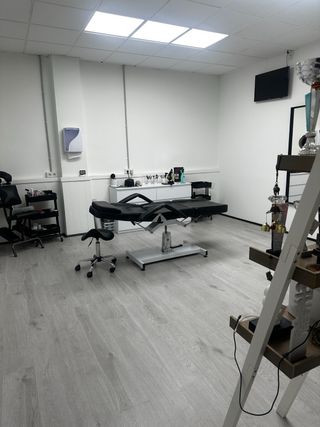 Se traspasa peluquería barbería con dos salas.