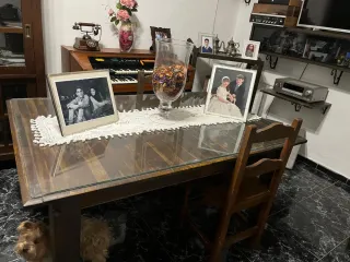 Mesa de madera maciza. Incluído el cristal.