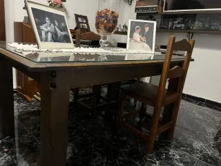 Mesa de madera maciza. Incluído el cristal.