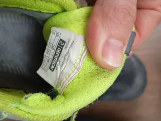 Equipo infantil escalada: casco, arnés, pies