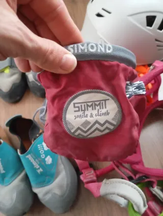 Equipo infantil escalada: casco, arnés, pies