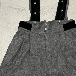 Shorts invierno con tirantes grises