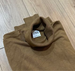 Jersey de punto marrón de Zara de cuello alto