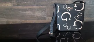 Bandolera Guess negra con logo