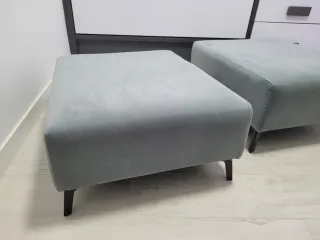 Due poltrone basse in tessuto grigio