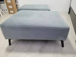 Due poltrone basse in tessuto grigio