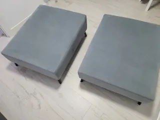 Due poltrone basse in tessuto grigio