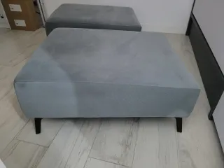 Due poltrone basse in tessuto grigio