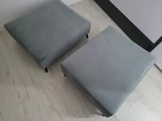 Due poltrone basse in tessuto grigio