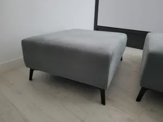 Due poltrone basse in tessuto grigio