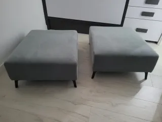 Due poltrone basse in tessuto grigio