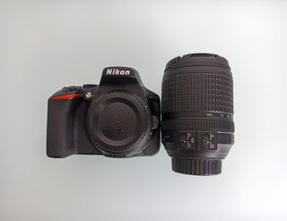 Nikon D5600 + Objetivo 18-140mm + Accesorios