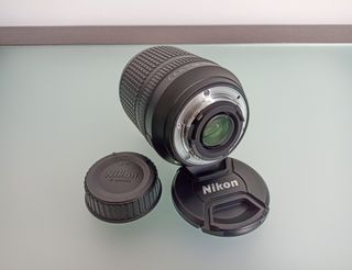 Nikon D5600 + Objetivo 18-140mm + Accesorios