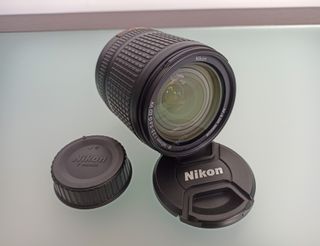 Nikon D5600 + Objetivo 18-140mm + Accesorios