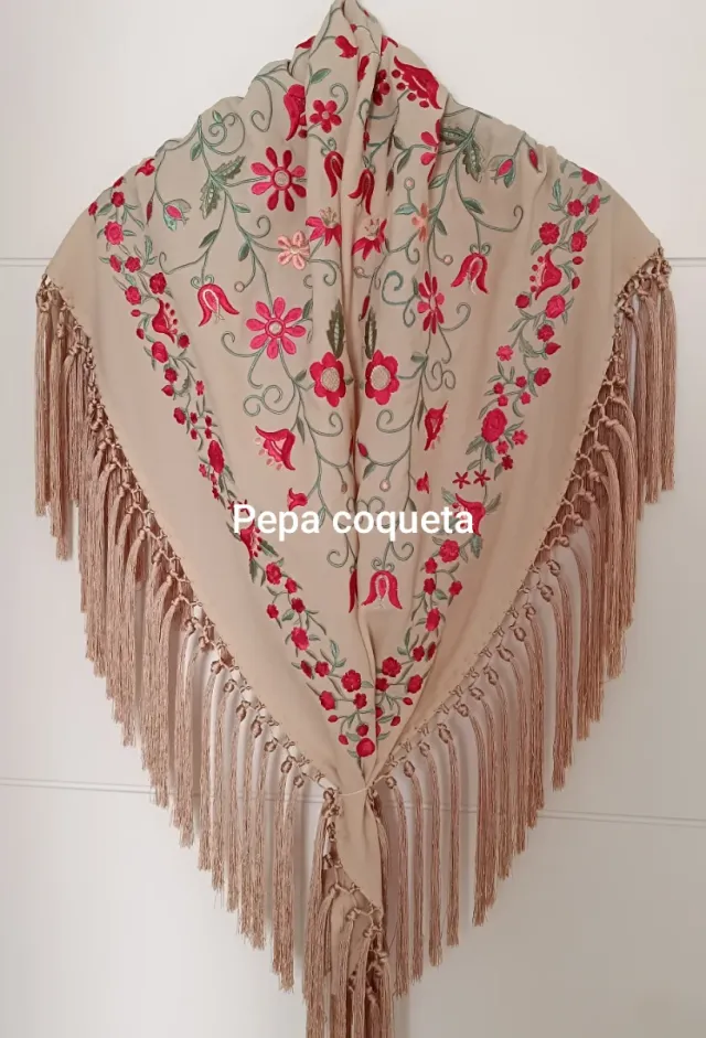 Mantoncillo bordado flores rojo y marfil