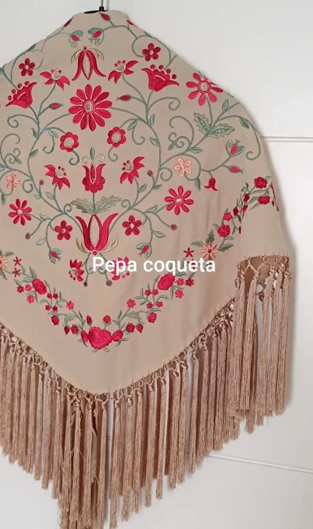 Mantoncillo bordado flores rojo y marfil