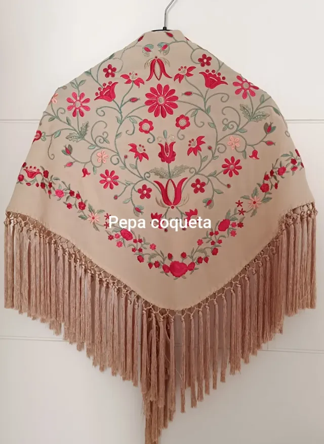 Mantoncillo bordado flores rojo y marfil