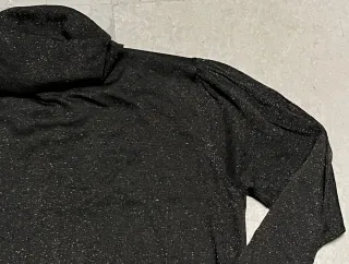 Suéter lamé cuello cisne negro y plata