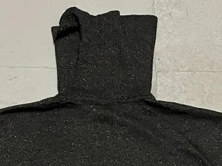 Suéter lamé cuello cisne negro y plata