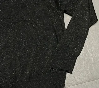 Suéter lamé cuello cisne negro y plata