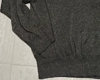 Suéter lamé cuello cisne negro y plata