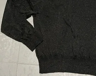 Suéter lamé cuello cisne negro y plata