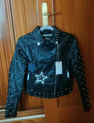 Chaquetas tachuelas y flecos negras