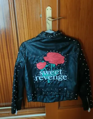 Chaquetas tachuelas y flecos negras