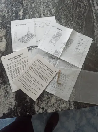 Mesa y 4 sillas de exterior de madera