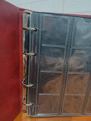 Álbum de Monedas Rojo con Escudo