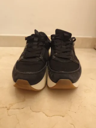 Zapatillas deportivas negras y blancas