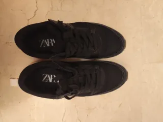 Zapatillas deportivas negras y blancas