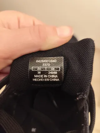 Zapatillas deportivas negras y blancas