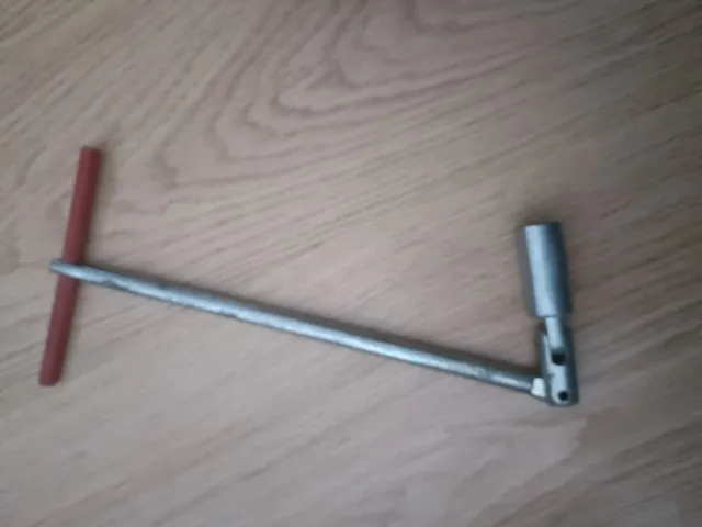 Llave de bujías T articulada