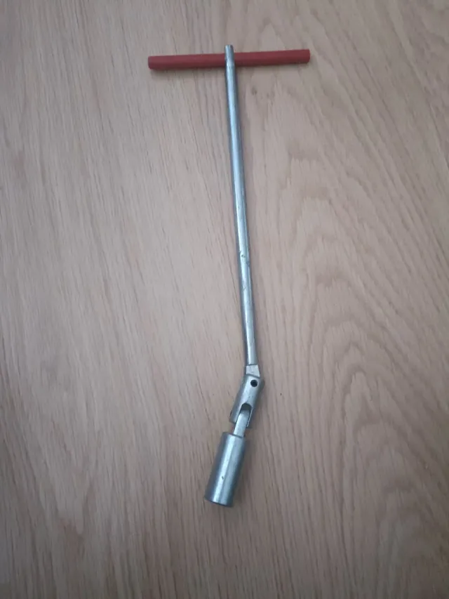 Llave de bujías T articulada