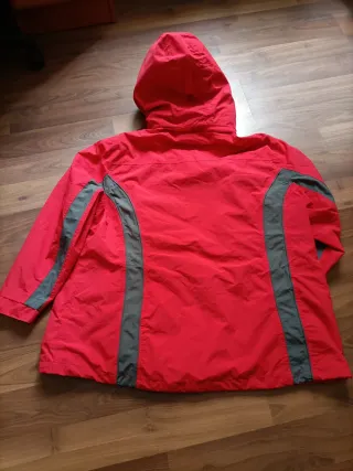 Chubasquero rojo y gris