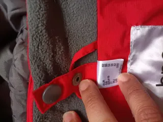 Chubasquero rojo y gris