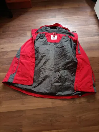 Chubasquero rojo y gris