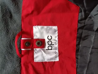 Chubasquero rojo y gris