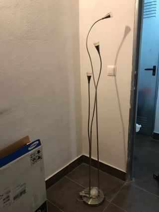 Lámpara de pie flexible metal y plástico