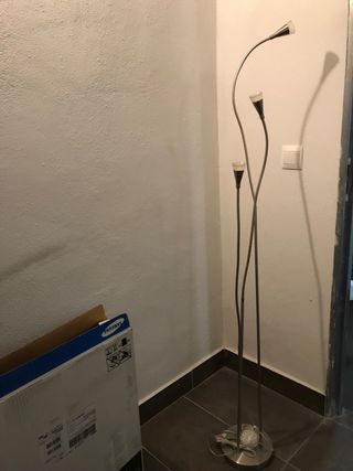 Lámpara de pie flexible metal y plástico