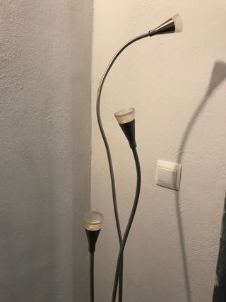 Lámpara de pie flexible metal y plástico