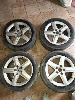 4 Llantas Volkswagen 17x7.5 con Neumáticos