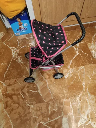 Carrito de bebé con estampado triangular