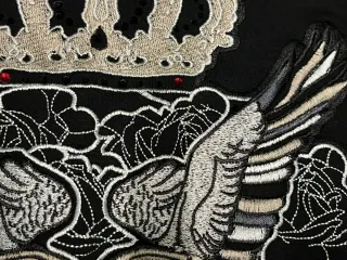 Camiseta Negra Bordada con Corona y Aves