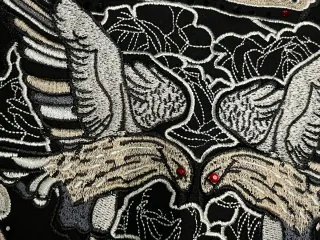 Camiseta Negra Bordada con Corona y Aves